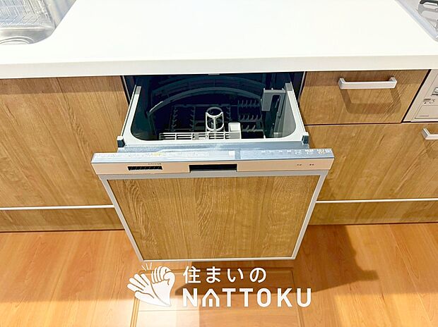 【食器洗い乾燥機】食後の時間にゆとりを与えてくれる食器洗い乾燥機。
操作ボタンも上面にあるので、腰をかがめずに操作ができラクラクです。
