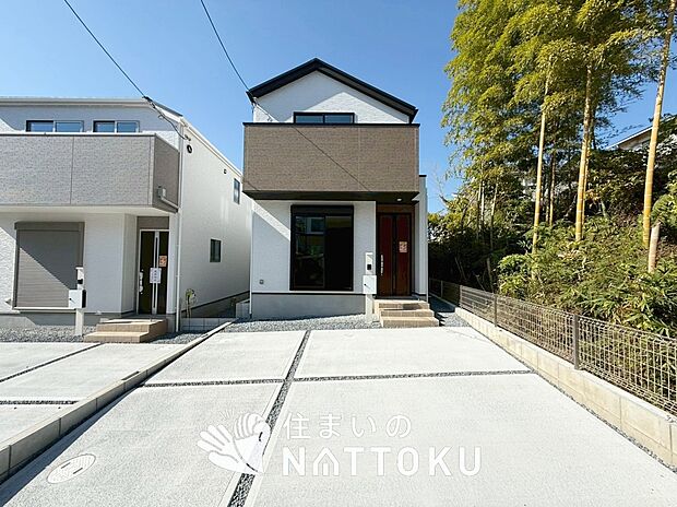 【現地写真（街並み）】雨で汚れを落とし、耐久性・耐候性に優れた外壁を使用しています。