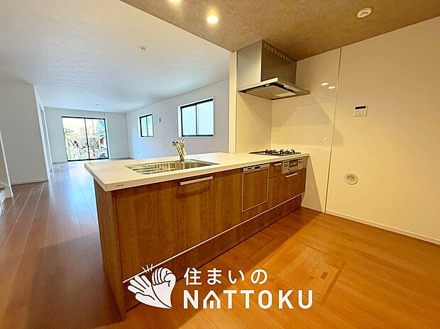 【現地写真（キッチン）】収納たっぷりのシステムキッチン、浄水器付水栓を標準装備しています。