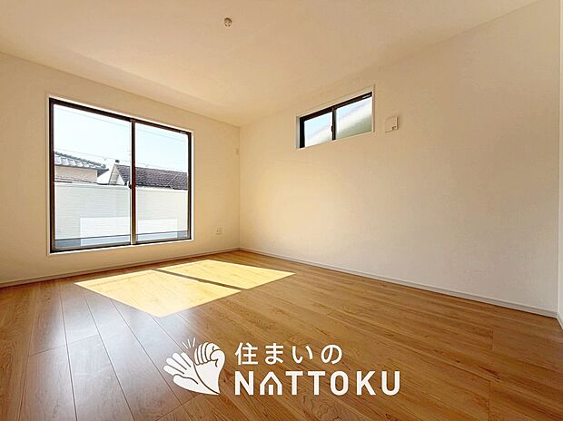 【現地写真（寝室）】木目の美しさを際立たせるシンプルデザインの建具を使用しています。