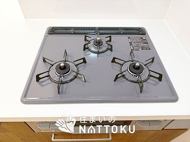 【ビルトインコンロ】フラットな構造で清掃性が高く、過熱防止センサー付３口タイプで日頃の家事も快適です。