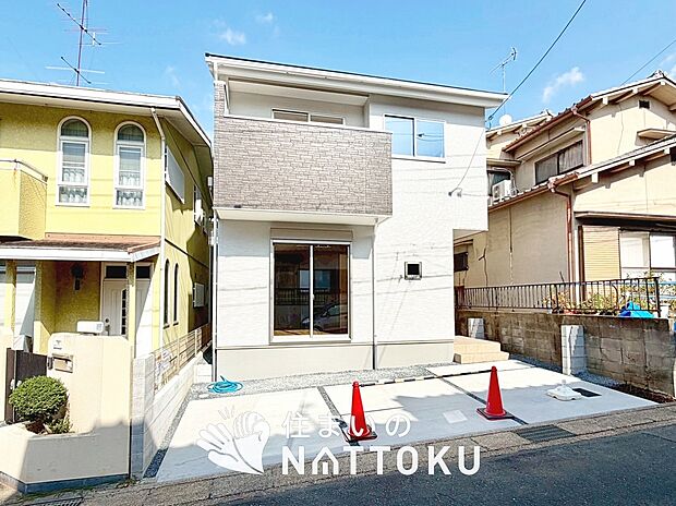 【現地写真（外観）】軽くて火災に強い屋根材を採用し、地震時の建物への負担や揺れを軽減しています。