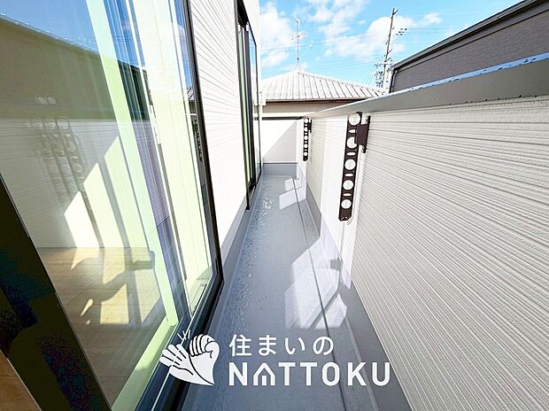 【バルコニー】奥行きが広く、洗濯物をゆったりと干せる十分な広さで、家族の洗濯も捗ります。
