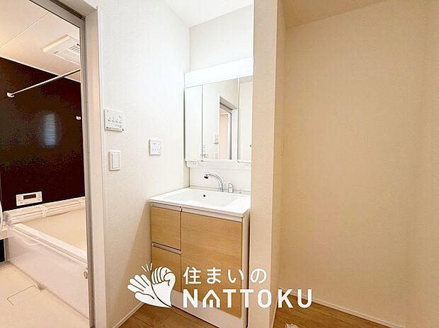 【洗面台・洗面所】鏡の両サイドは、必要なものを取出しやすく、大きな鏡面で朝の準備も快適。
使いやすいリフトアップ機能付きのシングルレバーシャワー水栓付です。