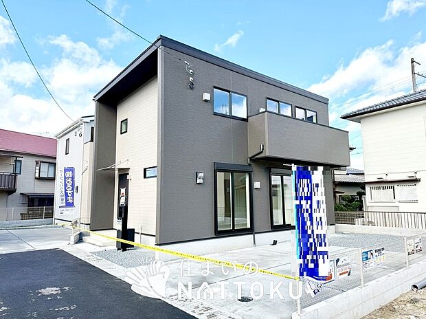 【現地写真（外観）【2-3号地】】軽くて火災に強い屋根材を採用し、地震時の建物への負担や揺れを軽減しています。