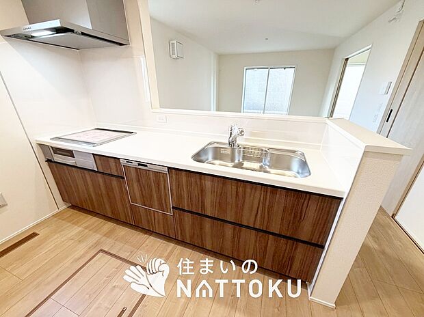 【現地写真（キッチン）】収納たっぷりのシステムキッチン、浄水器付水栓を標準装備しています。