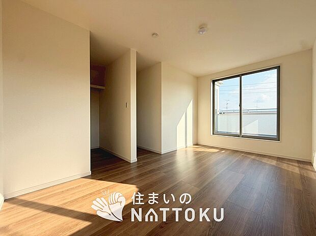 【現地写真（寝室）】木目の美しさを際立たせるシンプルデザインの建具を使用しています。