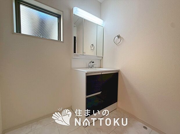 【洗面台・洗面所】鏡の両サイドは、必要なものを取出しやすく、大きな鏡面で朝の準備も快適。
使いやすいリフトアップ機能付きのシングルレバーシャワー水栓付です。
