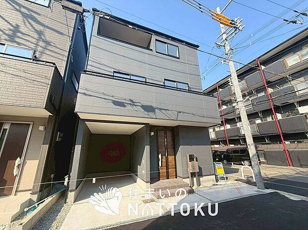 【現地写真（外観）【５号地】】軽くて火災に強い屋根材を採用し、地震時の建物への負担や揺れを軽減しています。