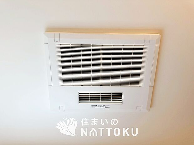 【電気式浴室暖房換気乾燥機】寒い冬場はあたたかく、暑い夏場は扇風機のような心地よさです。
雨の日は、浴室が衣類乾燥スペースになります。
