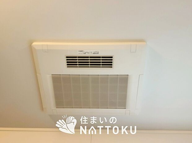 【電気式浴室暖房換気乾燥機】寒い冬場はあたたかく、暑い夏場は扇風機のような心地よさです。
雨の日は、浴室が衣類乾燥スペースになります。