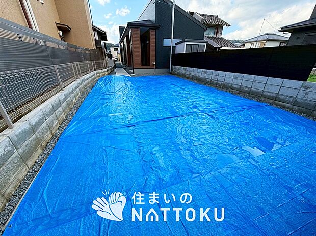 【現地写真(駐車場)】駐車スペースが広く、運転が苦手な方も安心です。