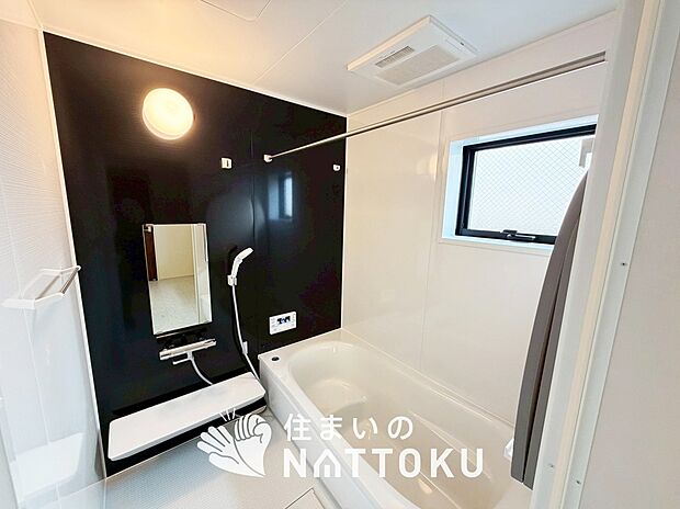 【現地写真(浴室)】浴室暖房乾燥機付き。1坪タイプで広々です。