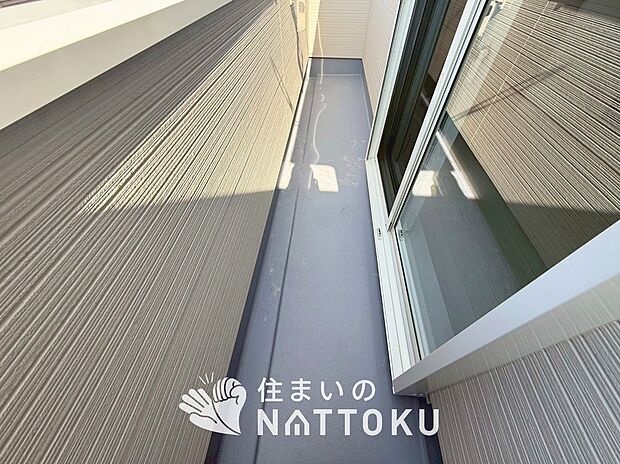 【バルコニー】奥行きが広く、洗濯物をゆったりと干せる十分な広さで、家族の洗濯も捗ります。