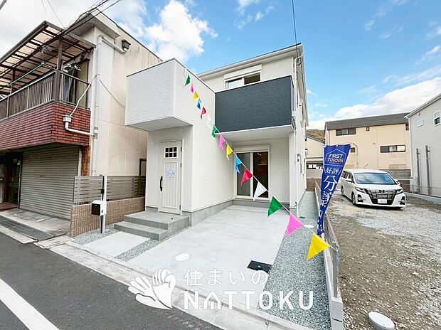 【現地写真（外観）【１号地】】軽くて火災に強い屋根材を採用し、地震時の建物への負担や揺れを軽減しています。