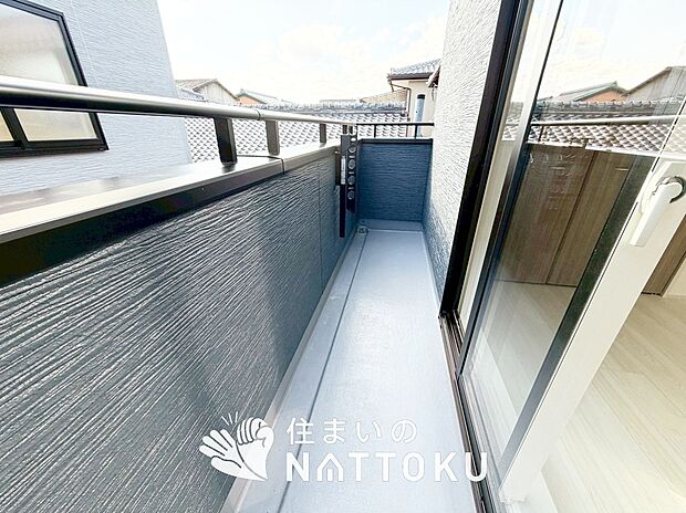 【バルコニー】奥行きが広く、洗濯物をゆったりと干せる十分な広さで、家族の洗濯も捗ります。