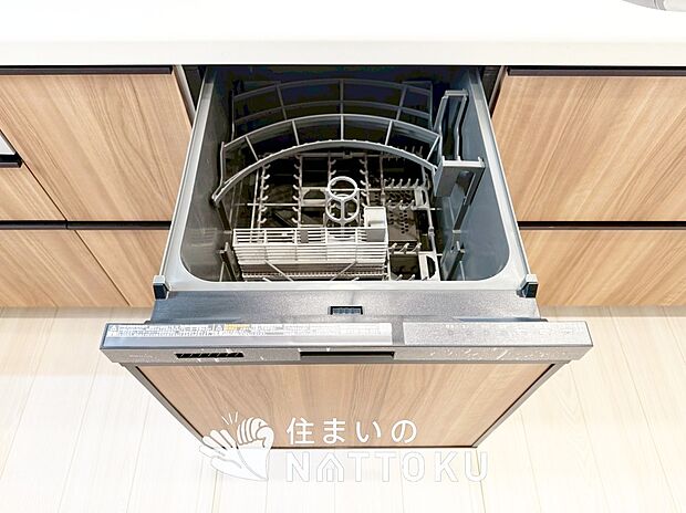 【食器洗い乾燥機】食後の時間にゆとりを与えてくれる食器洗い乾燥機。
操作ボタンも上面にあるので、腰をかがめずに操作ができラクラクです。