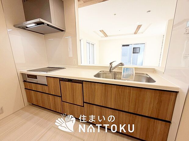 【現地写真(キッチン)】収納たっぷりのシステムキッチン、浄水器付水栓を標準装備しています。