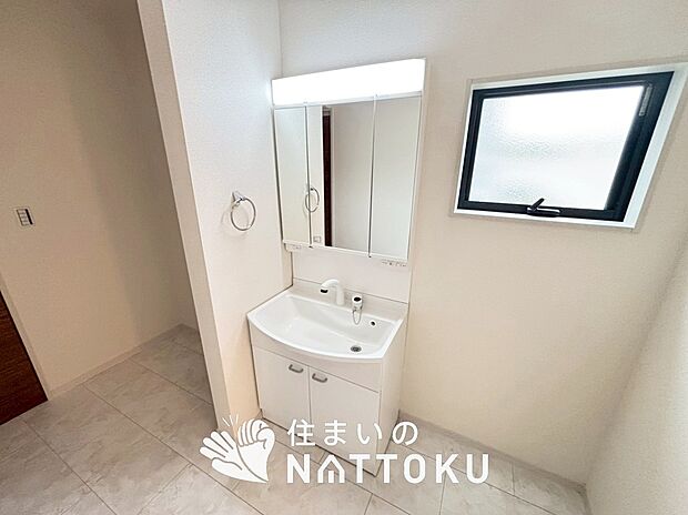 【洗面台・洗面所】鏡の両サイドは、必要なものを取出しやすく、大きな鏡面で朝の準備も快適。
使いやすいリフトアップ機能付きのシングルレバーシャワー水栓付です。
