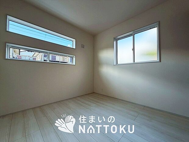 【現地写真(洋室)】木目の美しさを際立たせるシンプルデザインの建具を使用しています。