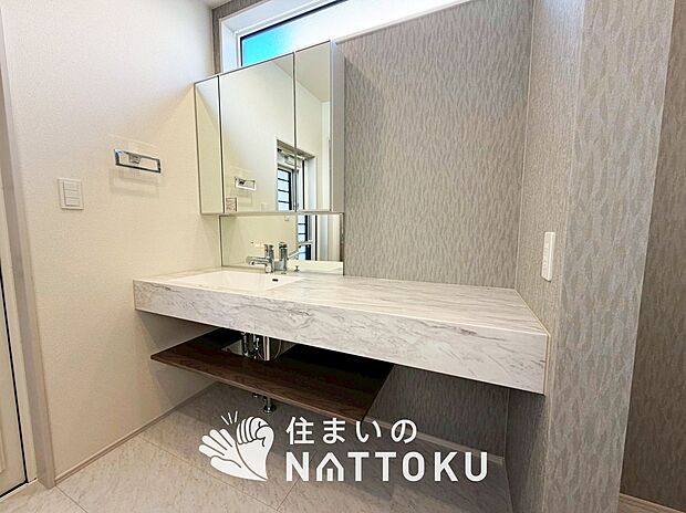 【洗面台・洗面所】鏡の両サイドは、必要なものを取出しやすく、大きな鏡面で朝の準備も快適。
使いやすいリフトアップ機能付きのシングルレバーシャワー水栓付です。