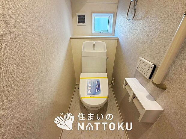 【トイレ】汚れてもサッとひと拭きでお手入れ簡単、エコ仕様の温水洗浄便座付きのトイレです。
バリアフリーにも配慮しています。