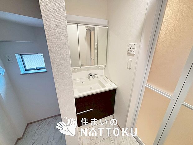 【洗面台・洗面所】鏡の両サイドは、必要なものを取出しやすく、大きな鏡面で朝の準備も快適。
使いやすいリフトアップ機能付きのシングルレバーシャワー水栓付です。
