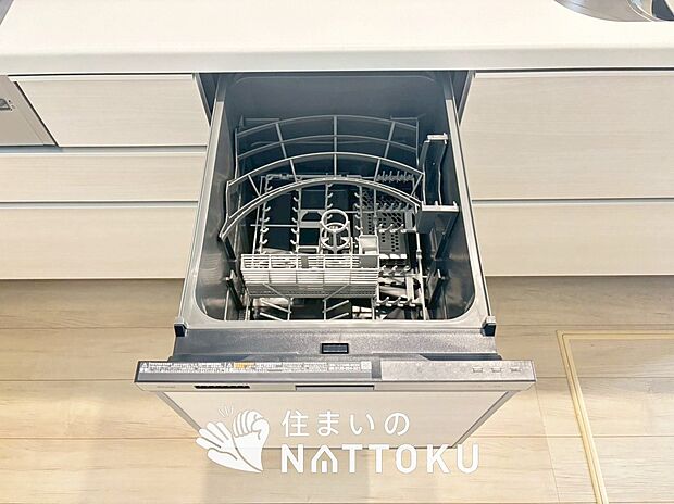 【食器洗い乾燥機】食後の時間にゆとりを与えてくれる食器洗い乾燥機。
操作ボタンも上面にあるので、腰をかがめずに操作ができラクラクです。
