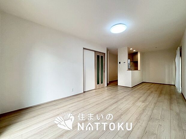 【現地写真（リビング）】フローリング材には、木目、色調など木材特有の風合いがあり、ナチュラルな美しさになっています。