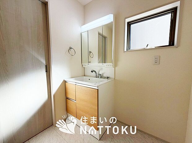 【洗面台・洗面所】鏡の両サイドは、必要なものを取出しやすく、大きな鏡面で朝の準備も快適。
使いやすいリフトアップ機能付きのシングルレバーシャワー水栓付です。