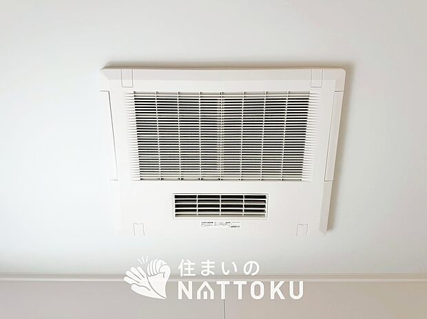 【電気式浴室暖房換気乾燥機】寒い冬場はあたたかく、暑い夏場は扇風機のような心地よさです。
雨の日は、浴室が衣類乾燥スペースになります。