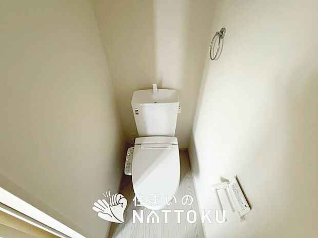 【トイレ】汚れてもサッとひと拭きでお手入れ簡単、エコ仕様の温水洗浄便座付きのトイレです。
バリアフリーにも配慮しています。