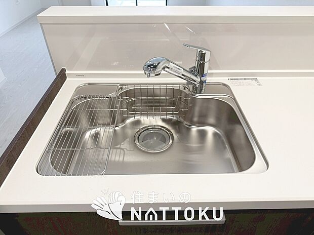 【TVモニター付インターホン】来訪者を画像と音声で確認できる、防犯性に優れた安心のシステム。
スッキリしたデザインで、誰でも簡単に操作できます。