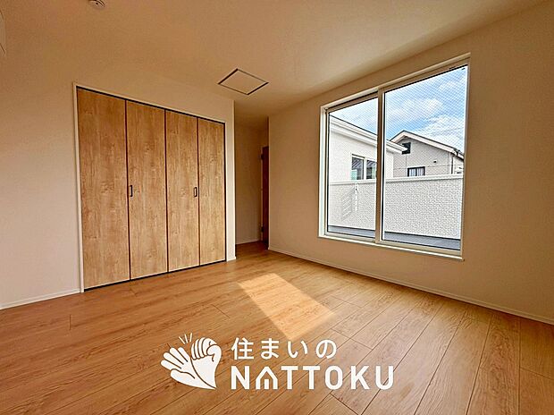【現地写真(寝室)】木目の美しさを際立たせるシンプルデザインの建具を使用しています。