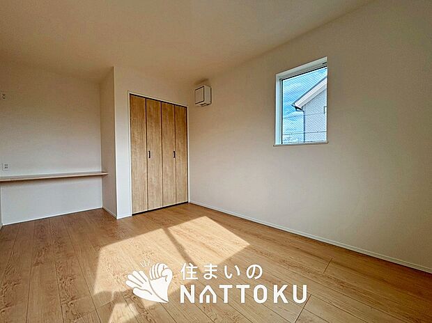 【現地写真(洋室)】木目の美しさを際立たせるシンプルデザインの建具を使用しています。