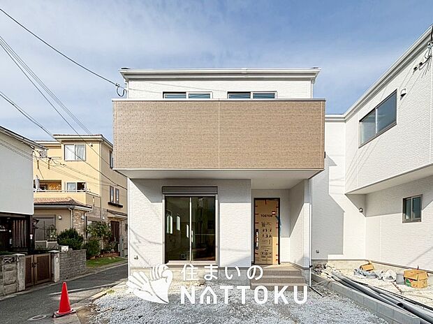 【現地写真(外観)【1号地】】軽くて火災に強い屋根材を採用し、地震時の建物への負担や揺れを軽減しています。