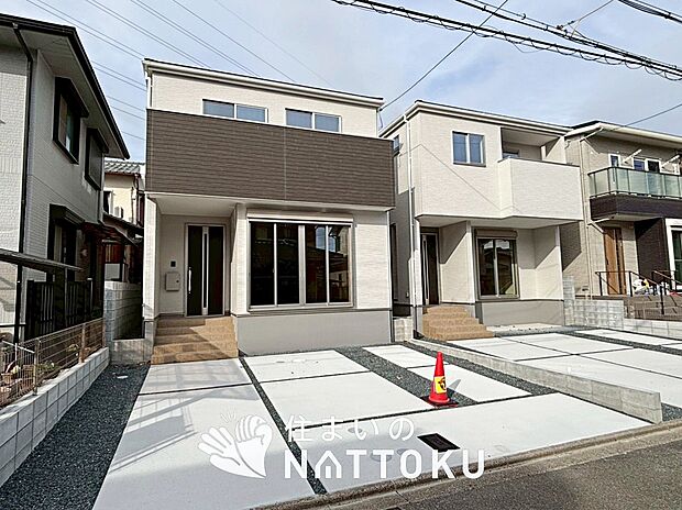 【現地写真(街並み)】雨で汚れを落とし、耐久性・耐候性に優れた外壁を使用しています。