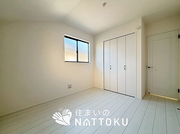 【現地写真（寝室）】木目の美しさを際立たせるシンプルデザインの建具を使用しています。