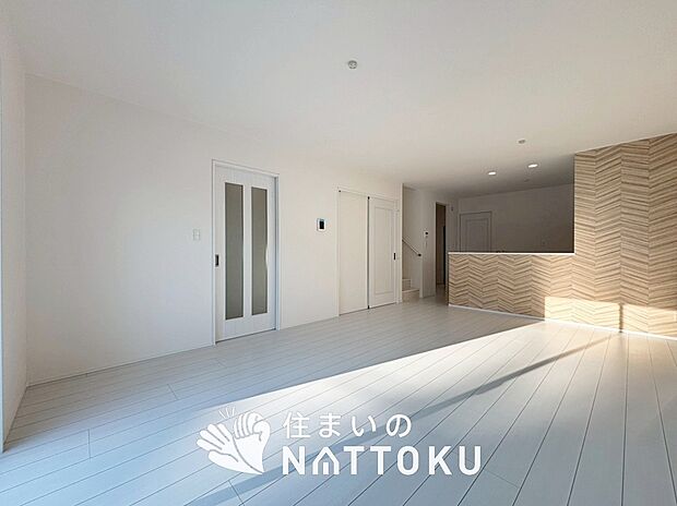 【現地写真（リビング）】フローリング材には、木目、色調など木材特有の風合いがあり、ナチュラルな美しさになっています。