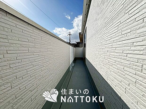 【バルコニー】奥行きが広く、洗濯物をゆったりと干せる十分な広さで、家族の洗濯も捗ります。