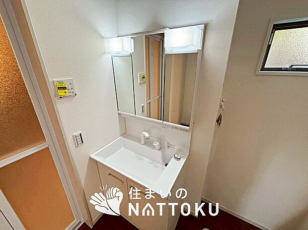 【洗面台・洗面所】鏡の両サイドは、必要なものを取出しやすく、大きな鏡面で朝の準備も快適。
使いやすいリフトアップ機能付きのシングルレバーシャワー水栓付です。
