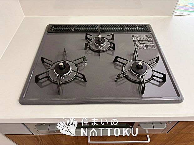 【ビルトインコンロ】フラットな構造で清掃性が高く、過熱防止センサー付３口タイプで日頃の家事も快適です。