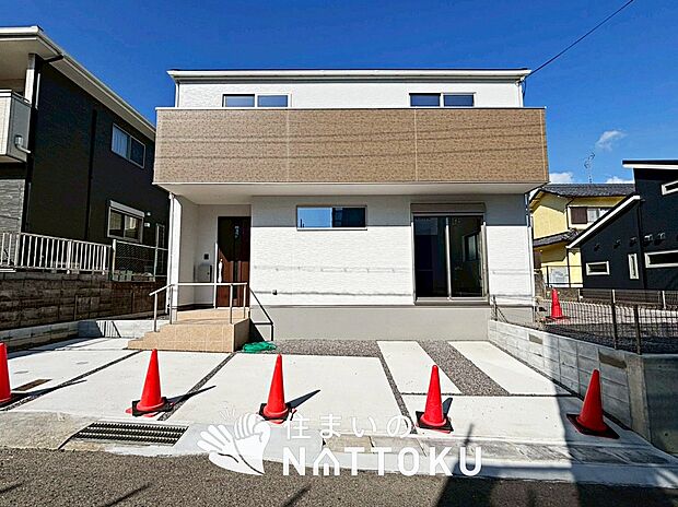 【現地写真（外観）】軽くて火災に強い屋根材を採用し、地震時の建物への負担や揺れを軽減しています。