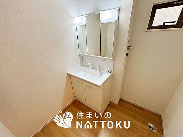 【洗面台・洗面所】鏡の両サイドは、必要なものを取出しやすく、大きな鏡面で朝の準備も快適。
使いやすいリフトアップ機能付きのシングルレバーシャワー水栓付です。
