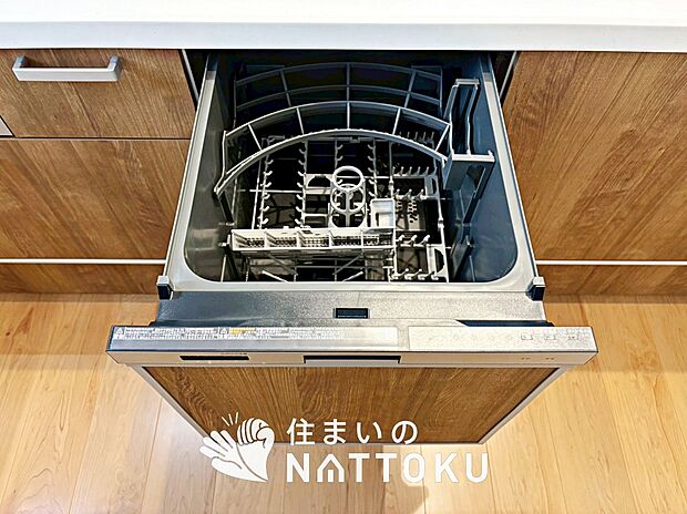 【食器洗い乾燥機】食後の時間にゆとりを与えてくれる食器洗い乾燥機。
操作ボタンも上面にあるので、腰をかがめずに操作ができラクラクです。
