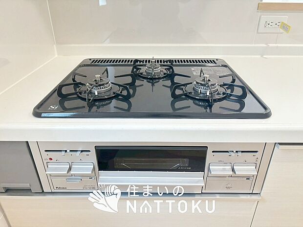 【ビルトインコンロ】フラットな構造で清掃性が高く、過熱防止センサー付３口タイプで日頃の家事も快適です。