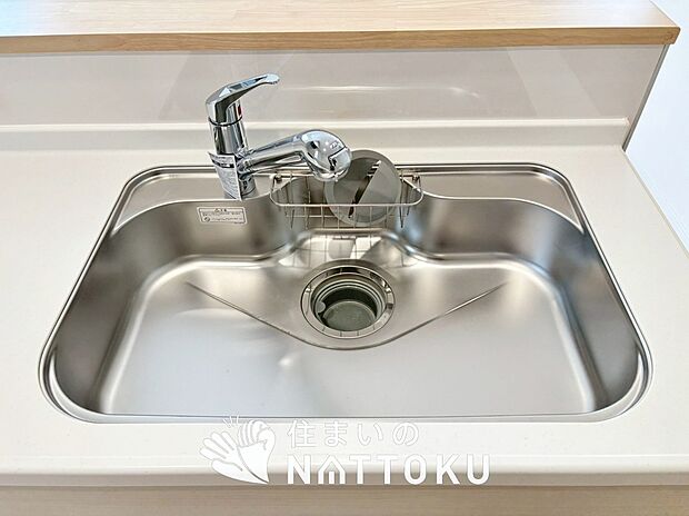 【浄水器内臓ハンドシャワー付シンク】広々とした凸型シンクに洗剤ポケットを標準装備。すっきり収納できます。
また、蛇口の先端に浄水器を内蔵しているため場所をとりません。
