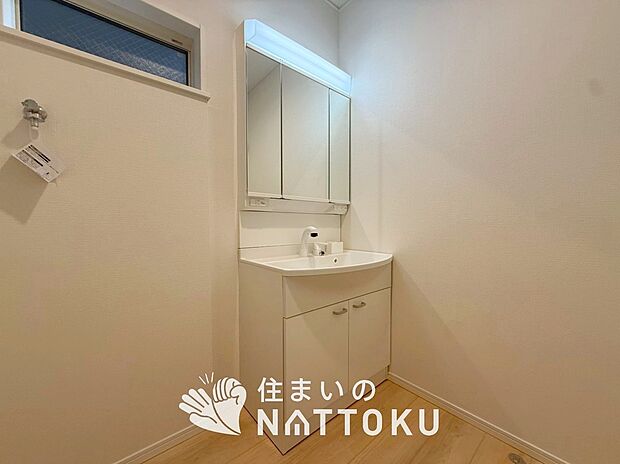 【洗面台・洗面所】鏡の両サイドは、必要なものを取出しやすく、大きな鏡面で朝の準備も快適。
使いやすいリフトアップ機能付きのシングルレバーシャワー水栓付です。
