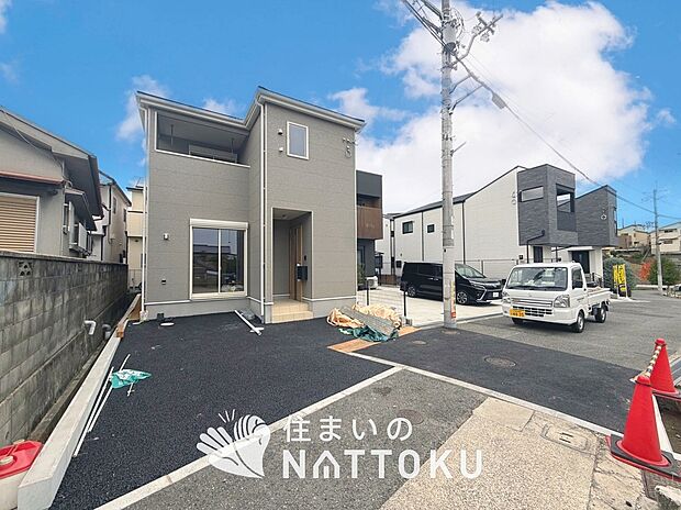 【現地写真（前道含む外観）】健康被害に配慮したもっとも安全性の高い建材を採用し、シックハウス対策をしております。