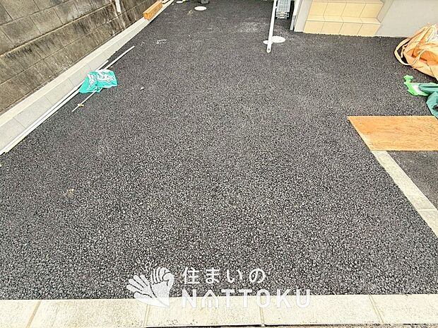 【現地写真（駐車場）】駐車スペースが広く、運転が苦手な方も安心です。